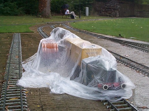 Warten unter der Regenplane