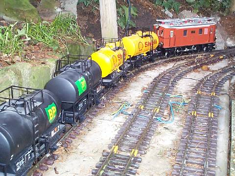 Der Tankzug fhrt bergwrts aus dem Bahnhof