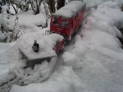 Schneepflug im Einsatz mit Diesellok 2095