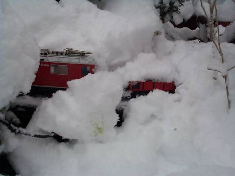 Lok und Pflug versinken im Schnee