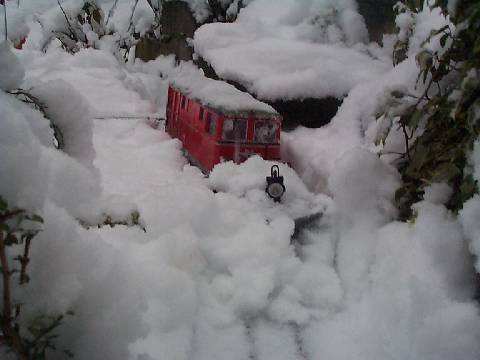 Schneepflug mit Diesellok beim Einsatz